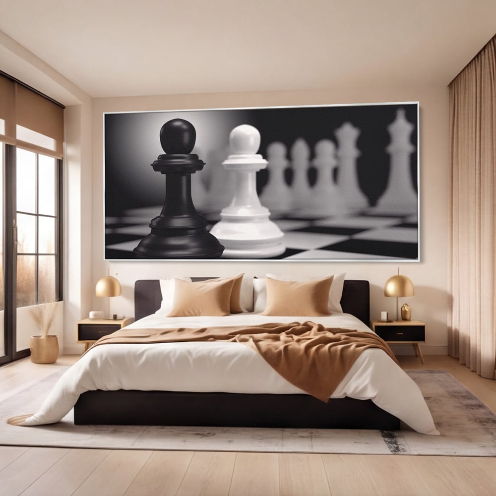 Tablou canvas cu tablou canvas cu piese de sah alb-negru, in rama de aluminiu argintiu, pe perete intr-un dormitor